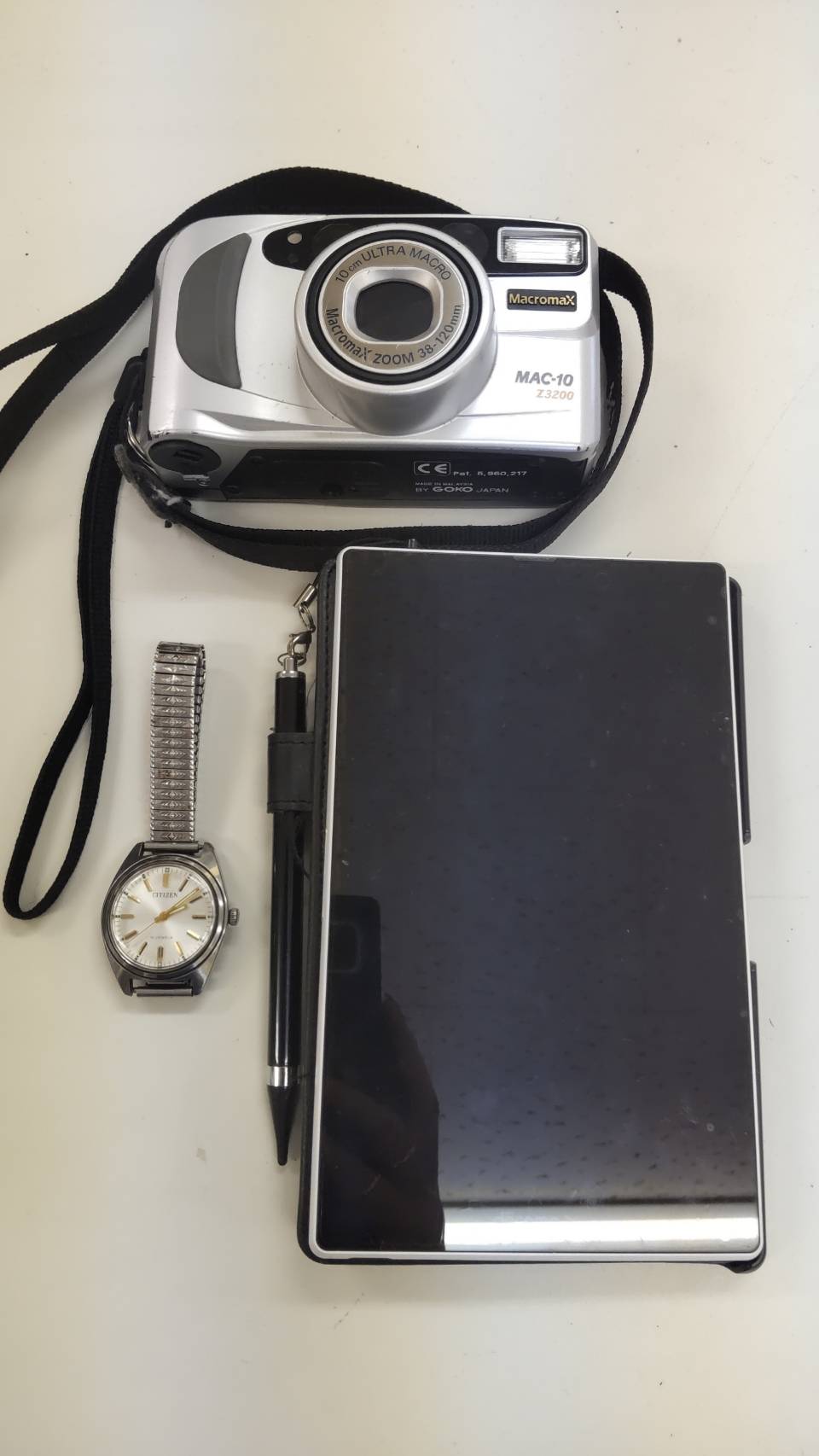 フィルムカメラ、腕時計、タブレット
